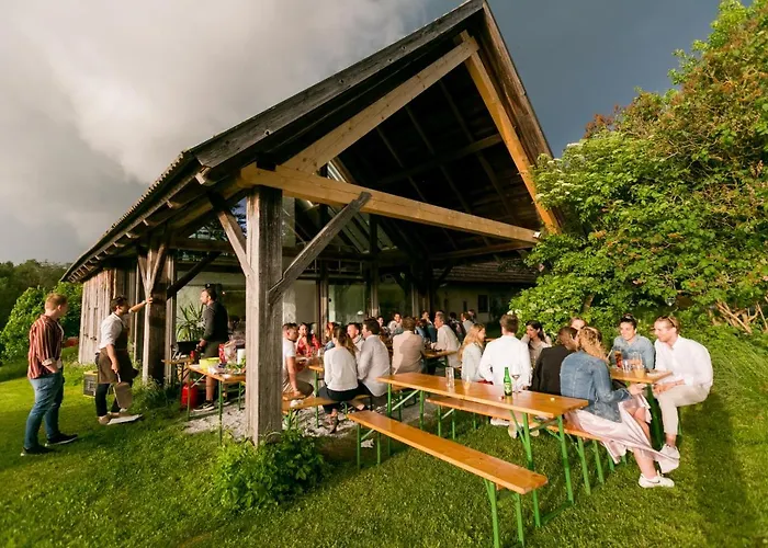 WALD-LAND-HOF Schloss Rosenau